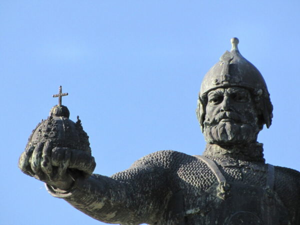 Памятник завоевателю Сибири - Ермаку