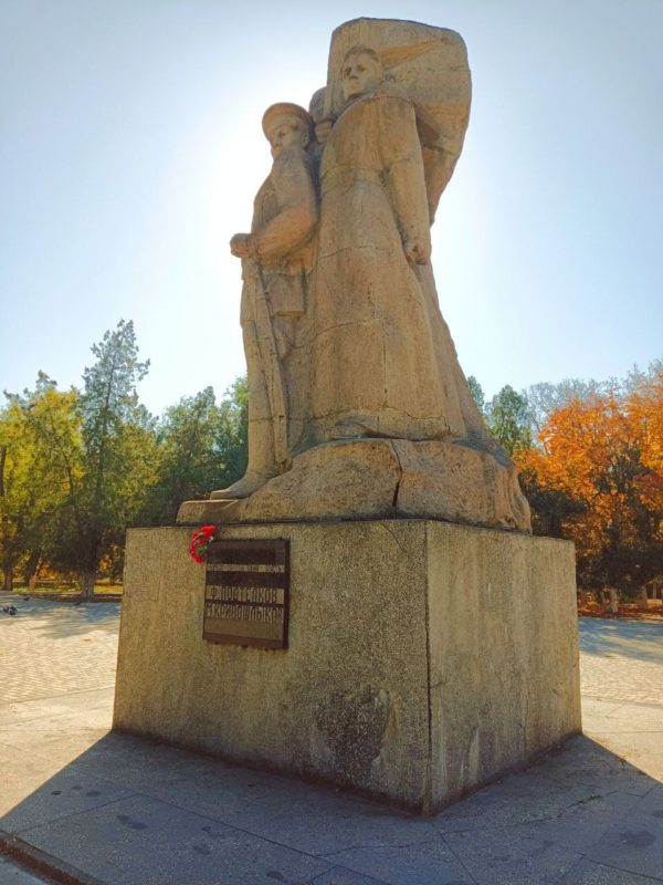 Памятник Подтёлкову и Кривошлыкову